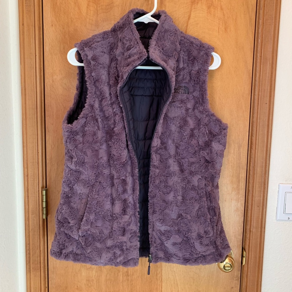 North Face - Women’s Fuzzy Reversible Vest 🌸